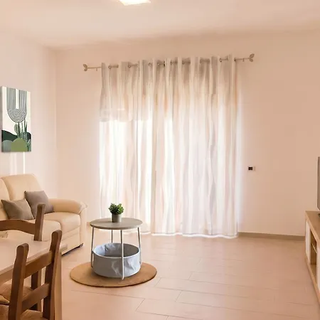 Bright & Spacious - Center Apartment
